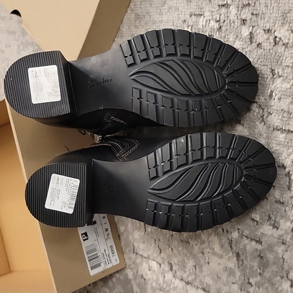 Woman's black leather booties - Picture 4 of 5